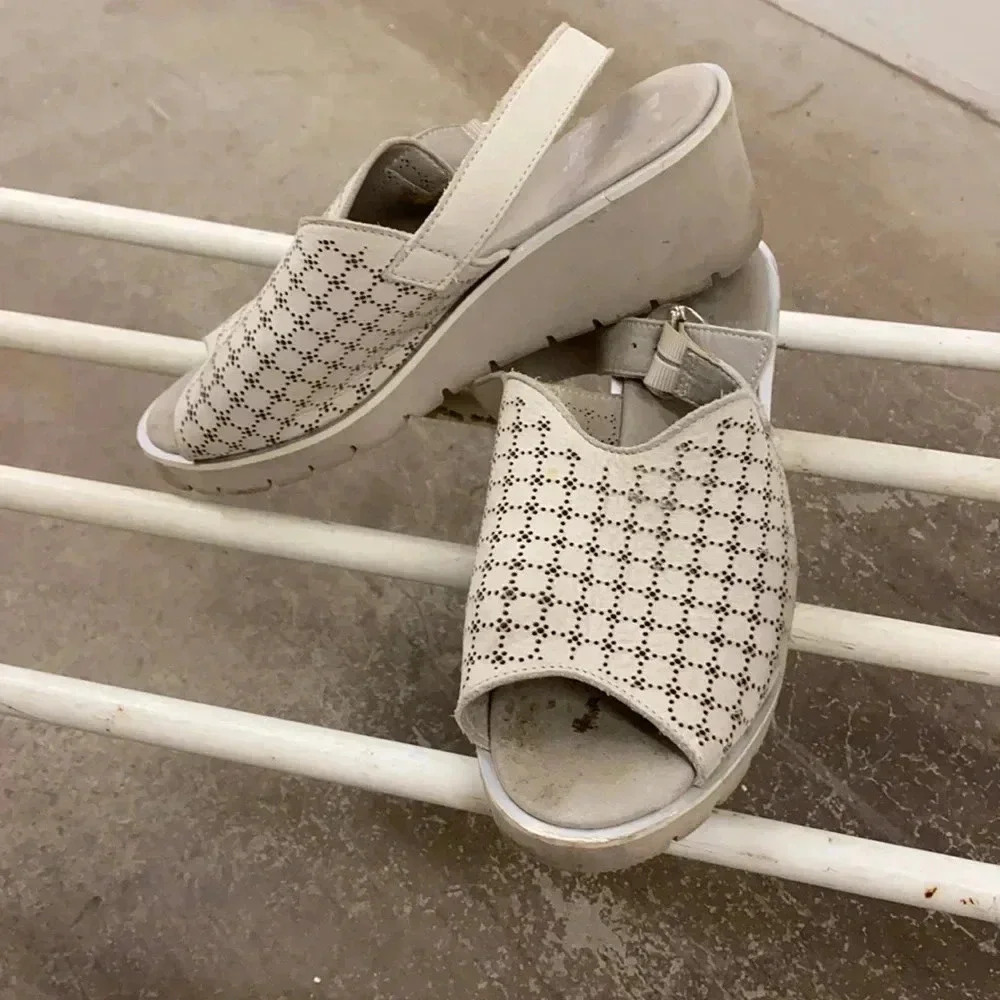 Callaghan sandals
